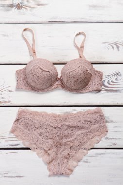Bej Dantelli iç çamaşırı kümesi. 