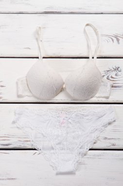 Ahşap arka plan üzerinde iç çamaşırı. 