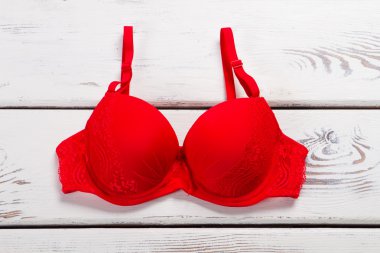 Kırmızı sutyen yakın çekim.