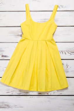 Parlak sarı güneşin elbise.