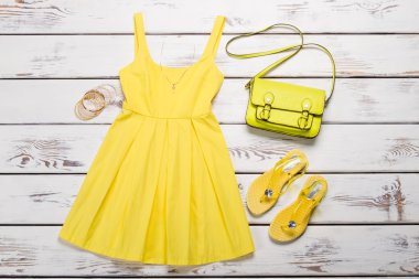 Yaz giysileri kümesi. Y