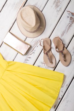 Kadın giyim ve aksesuarları.