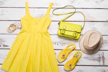 Sezon sarı elbise eğilim.