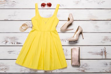 Yaz giysileri kümesi.