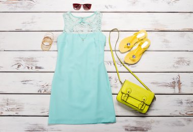 Güzel turkuaz elbise aksesuarları ile.