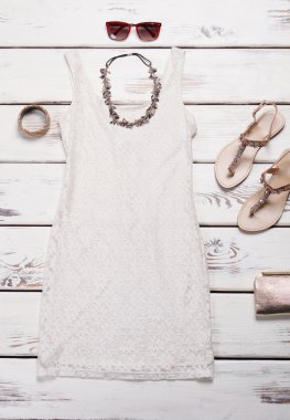 Beyaz dantel elbise ve güneş gözlüğü.