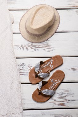 Bej renkli şapka ve flip flop.