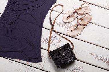 Mor top ile bej sandalet.