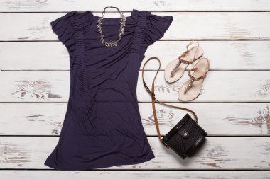 Mor t-shirt ve bej sandalet.