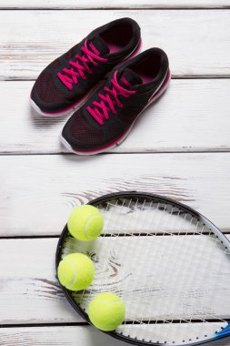 Pembe iplerle koyu spor ayakkabı.