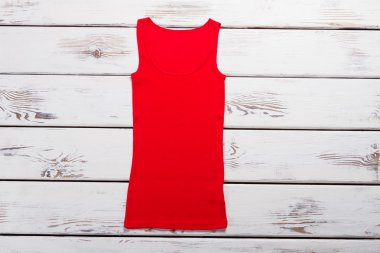 Parlak kırmızı t-shirt yaz. 