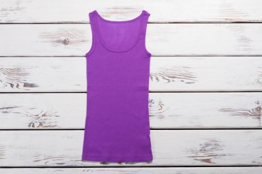 Güzel mor t-shirt yaz. 