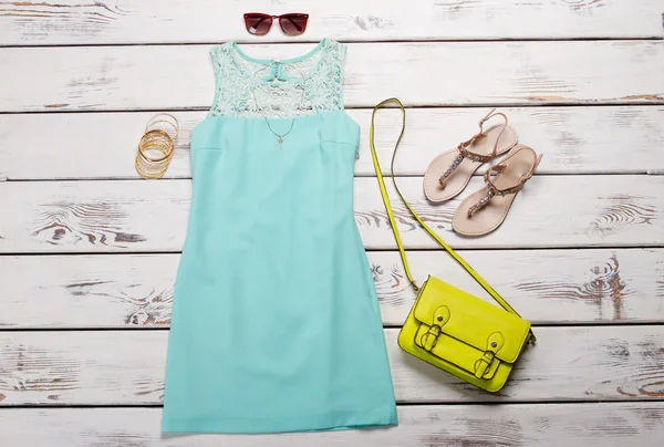Vestido de verão turquesa . — Fotografia de Stock