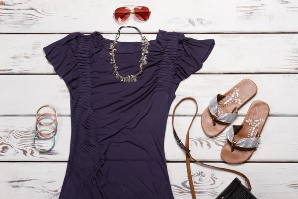 T-shirt ve flip flop.