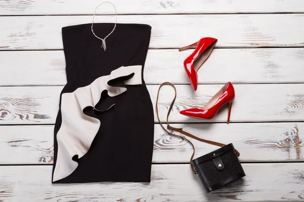Schwarzes Kleid und rote Absätze. — Stockfoto