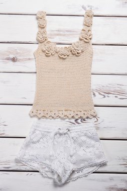 El yapımı dantel şort ve örme üst.