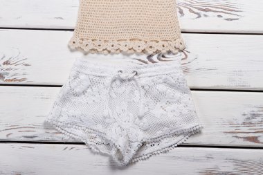 Örme el yapımı giysi üzerinde beyaz raf. 