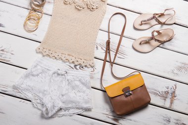 Örme t-shirt ve şort aksesuarları ile.