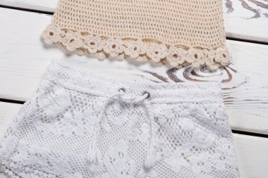 Kadının beyaz dantel şort ve bej üst. 