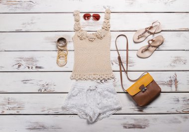 Genç kadının kıyafeti ekranda. 