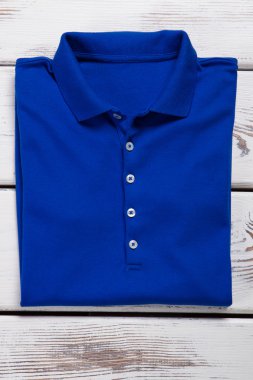 Mavi yakalı tişört katlanmış.