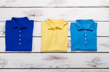 Sarı, mavi ve lacivert t-shirt. 