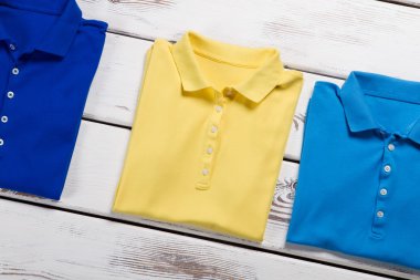 Donanma, sarı ve mavi t-shirt. 