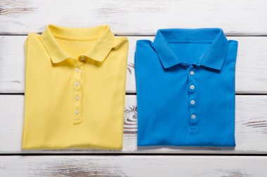 Sarı ve mavi polo t-shirtler.