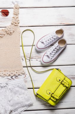 Atlet, şort ve keds.