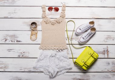 Top şort ve bilezik ile.