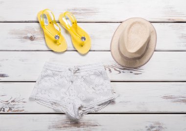 Şort, flip flop ve şapka.
