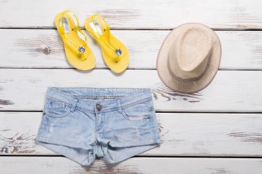 Kot şort, şapka ve ayakkabılar.