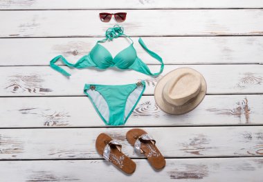 Turkuaz mayo ve havacı güneş gözlüğü.