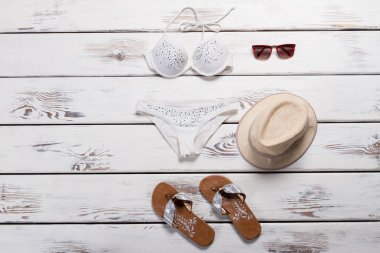 Beyaz mayo ve flip flop.