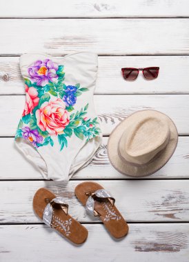 Çiçek baskı ile beyaz mayo.