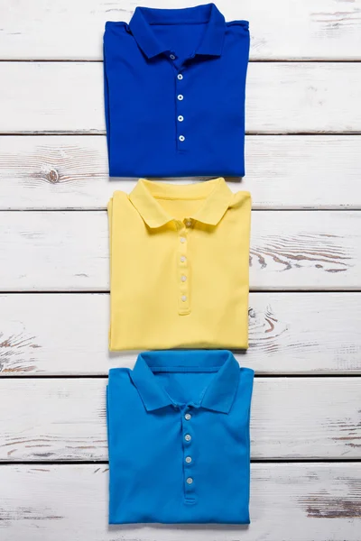 T-shirts azuis, marinhas e amarelas . — Fotografia de Stock