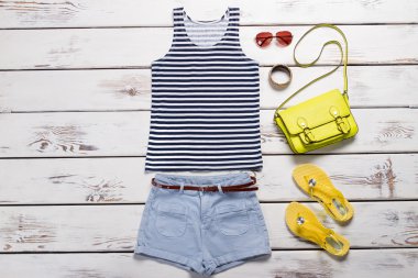 Denizci takım elbise, mavi şort ve aksesuarları.