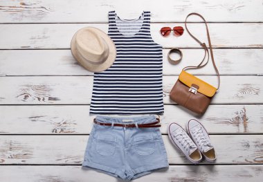 Bayanın yaz kıyafeti masada.