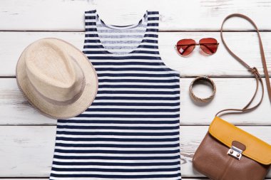 Havacı güneş gözlüğü ve hasır şapka. Kadının trendy aşınma üzerinde doğrula