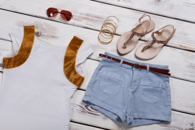 Güzel yaz kıyafeti. 