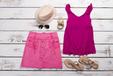 Yaz giysileri kümesi. 