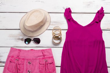 Genç bir kız için parlak kıyafeti.