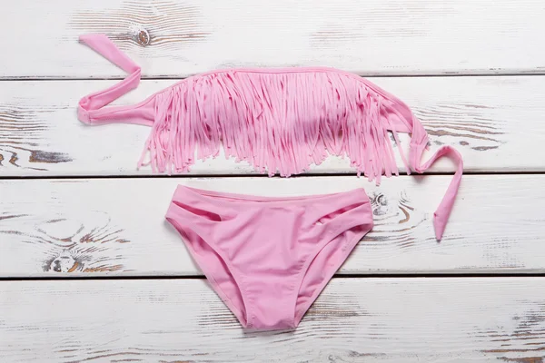 Costume da bagno rosa con frangia . — Foto Stock