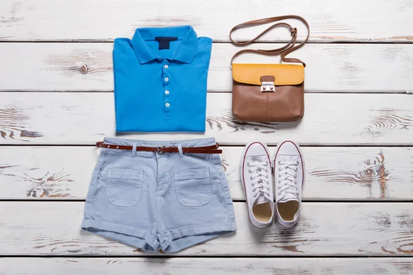 Blauwe polo shirt en denim shorts. — Stockfoto