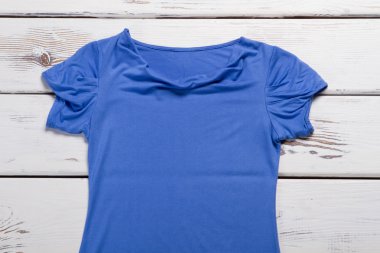 Buruşuk kollu mavi top.