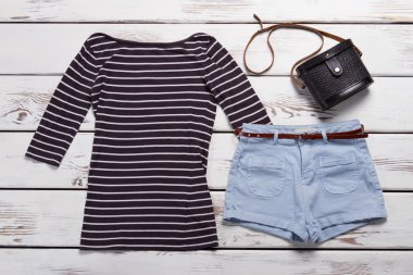 Uzun kollu üst ve şort.