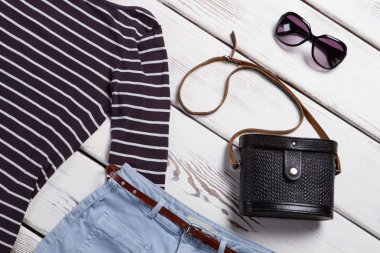 Siyah çanta ve güneş gözlüğü.