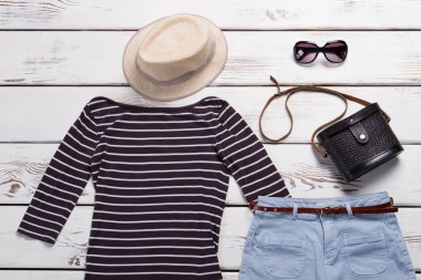 Bej renkli şapka ile çizgili üst.