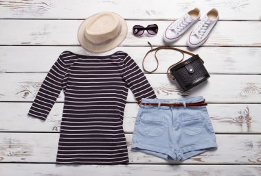 Top şort ve ayakkabı ile.