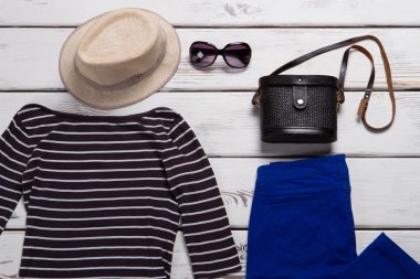 Bej renkli şapka ve Mavi pantolon.